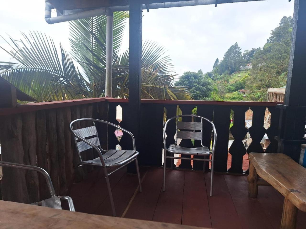 Smiley'S Homestay Berastagi Exteriör bild