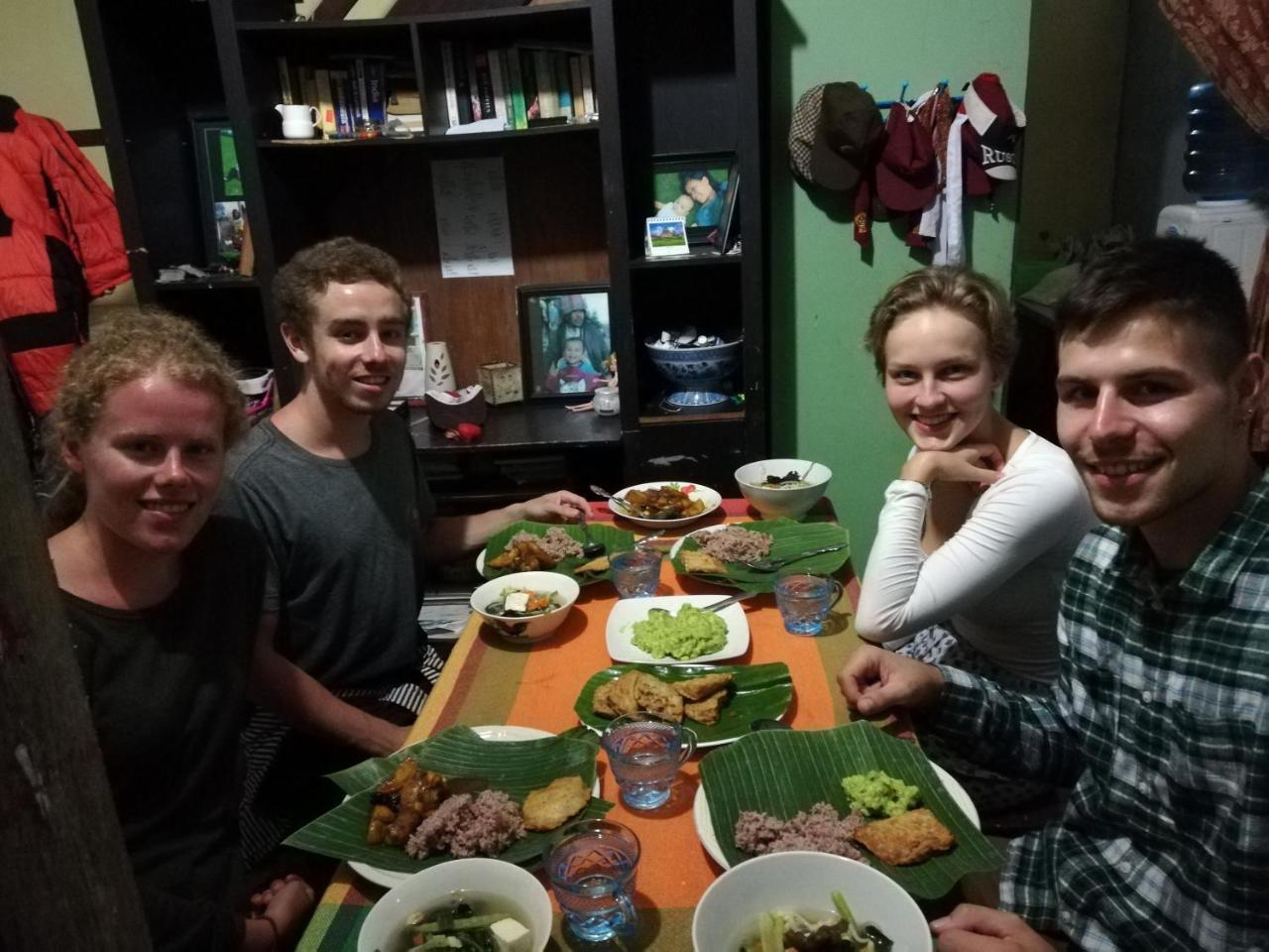 Smiley'S Homestay Berastagi Exteriör bild